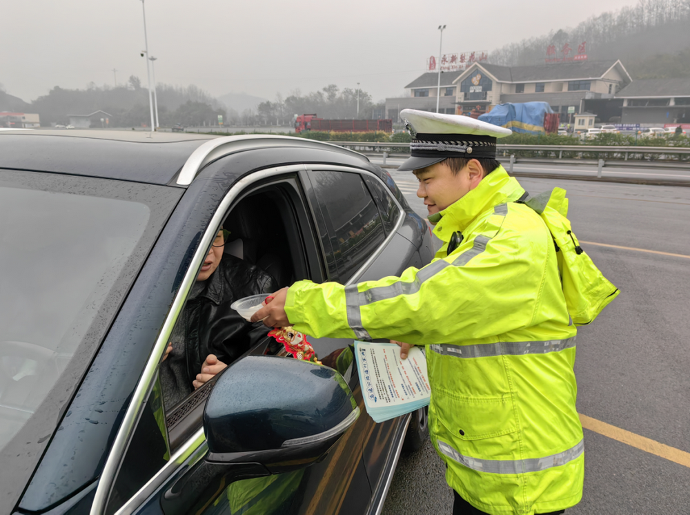 两级反转！车主晒春运高速服务区：充电不排队还有空桩 加油排起了长队