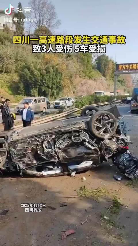 高速路上任性停车接人致后方多车相撞：直接逃逸扬长而去