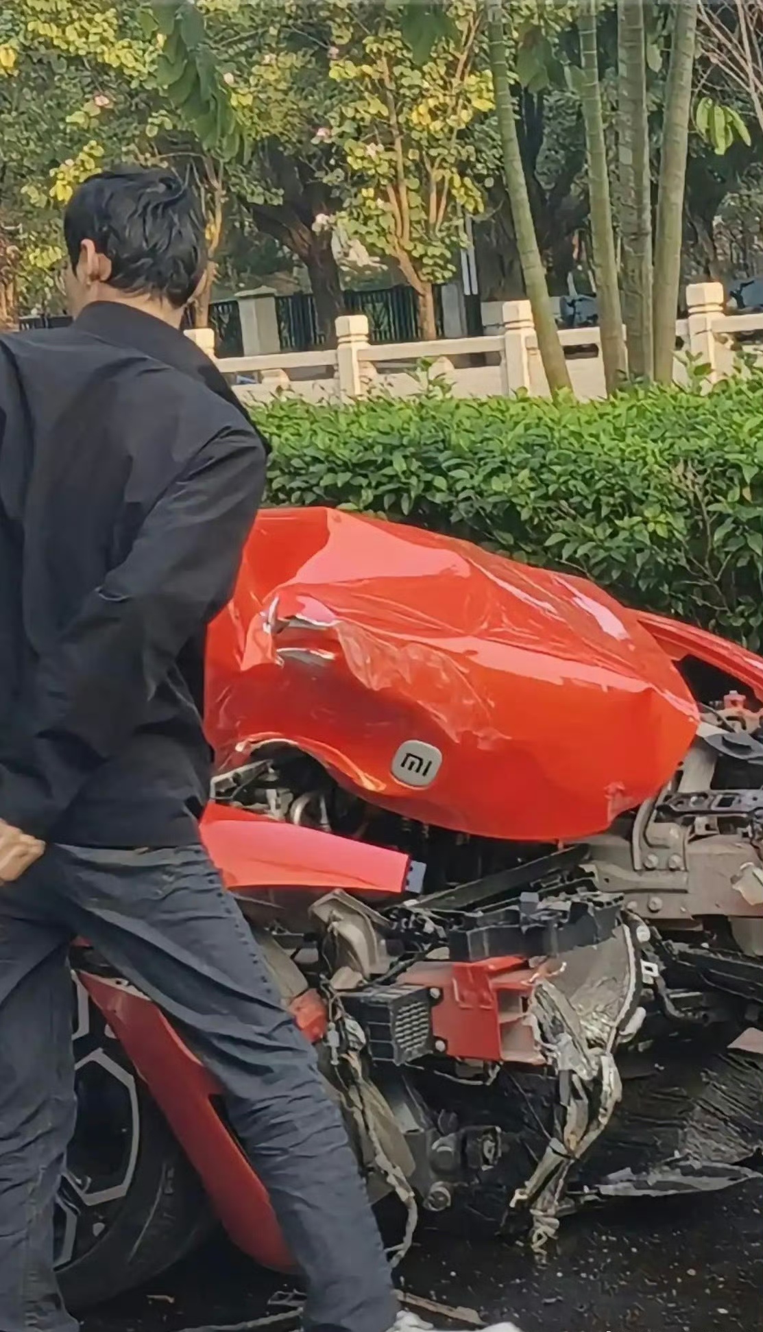 小米SU7 Ultra市区时速150km撞飞电动车：伤者还在ICU 事故责任还未认定
