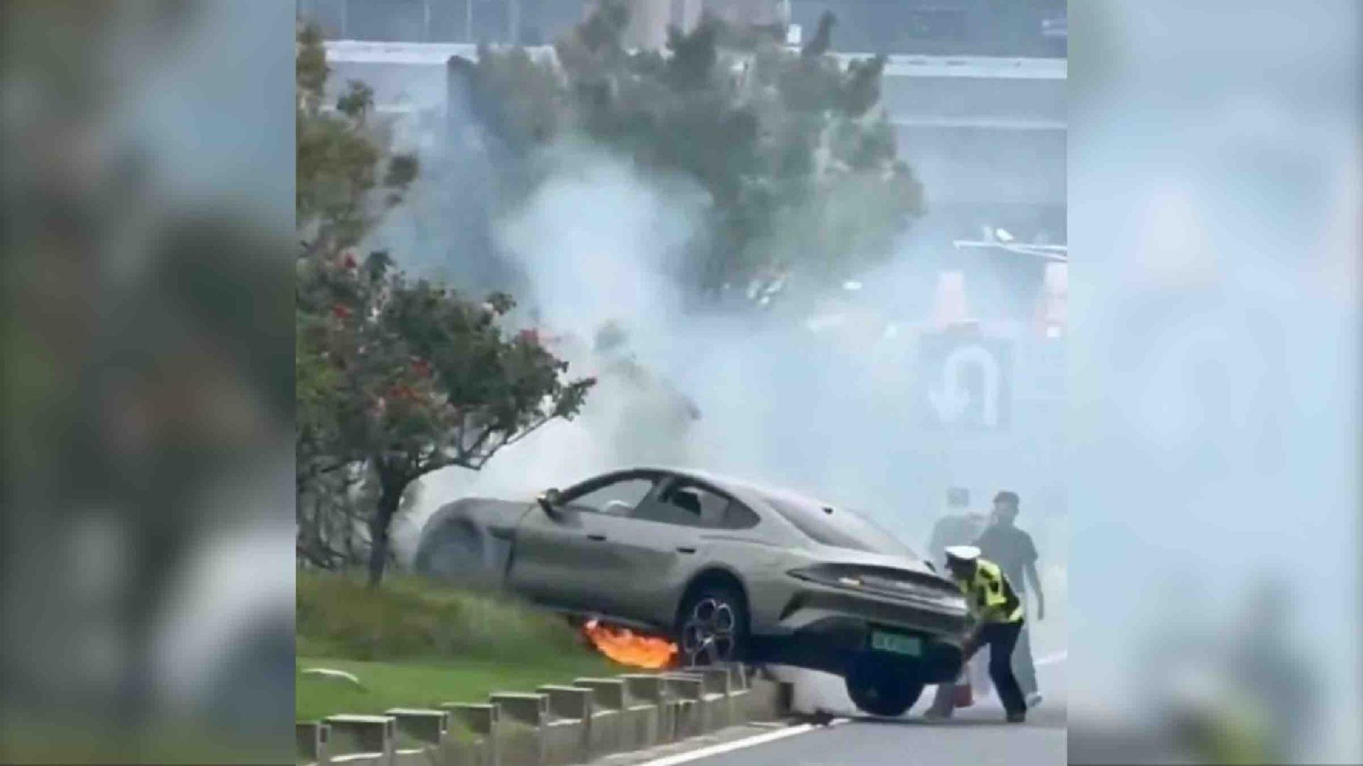 小米SU7爆燃遇难者母亲清空事故相关微博