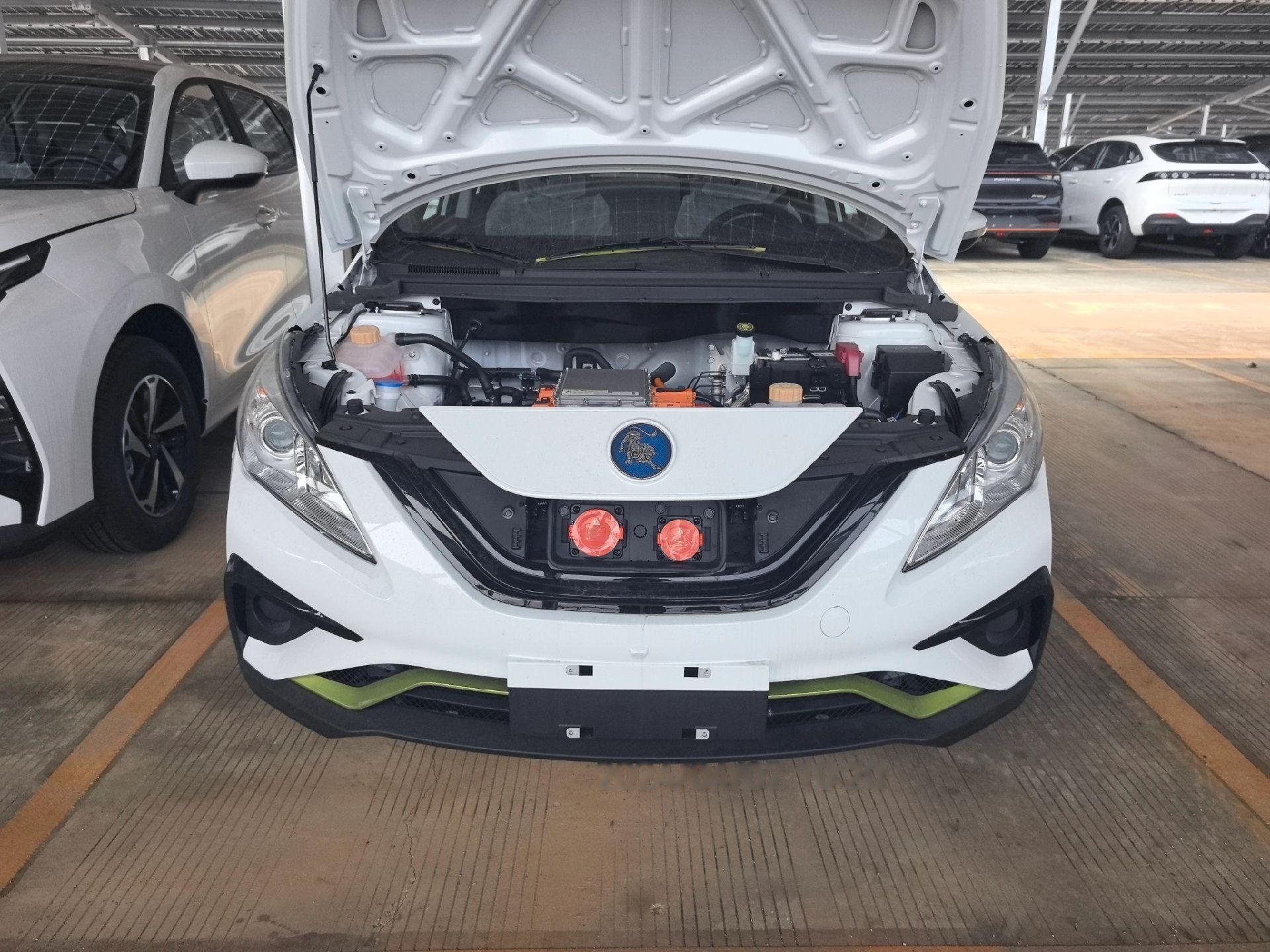 拉爆合资车！奇瑞风云A8上市：7.99万就有70公里纯电续航