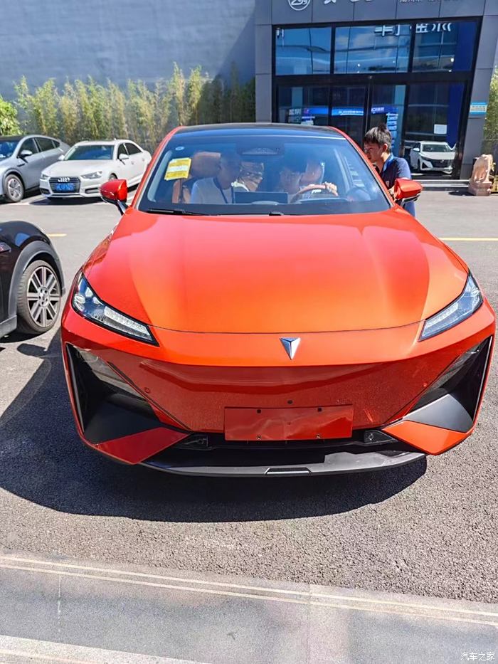 小米SU7竟被P成事故车造谣 女车主：好企业不该被大量抹黑