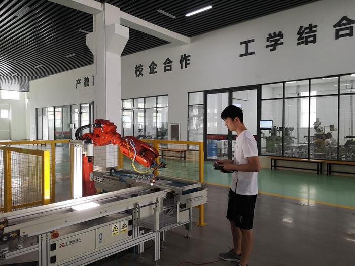 男子盗窃公司共享电单车电池3284块 价值超180万 获刑14年