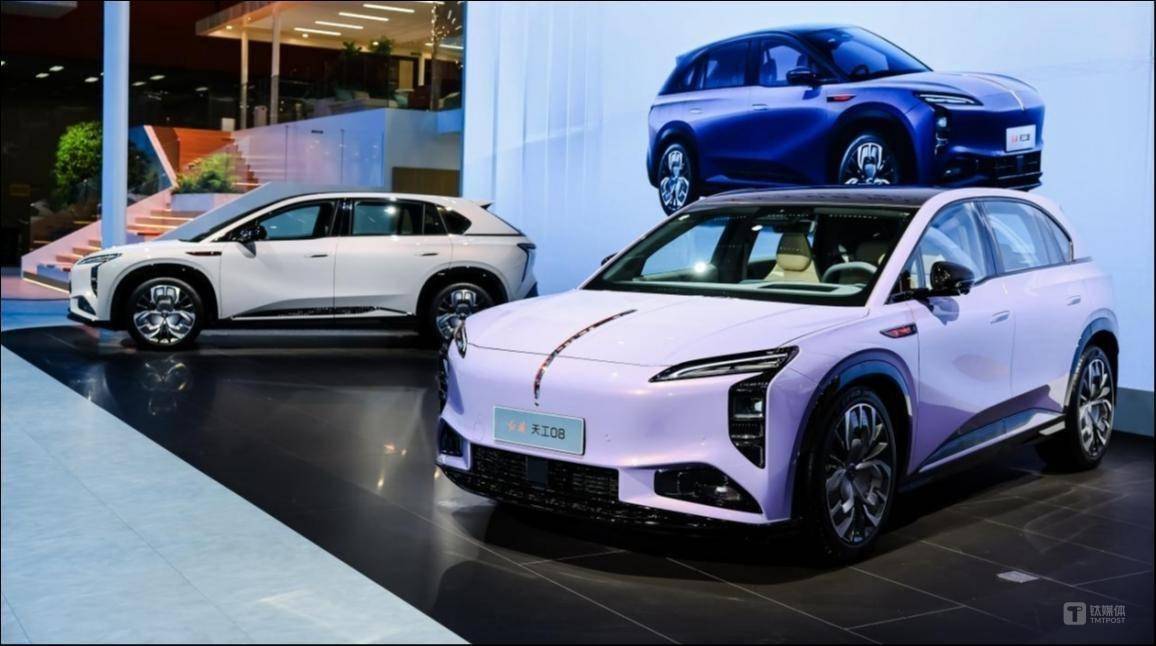 爆胎不拉手刹遇上盲信辅助驾驶 高速上两车撞成一团