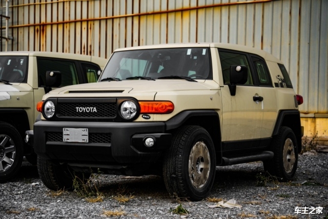 国内唯一一台上牌的特斯拉Cybertruck皮卡现身广东：不锈钢车身被改成黑色