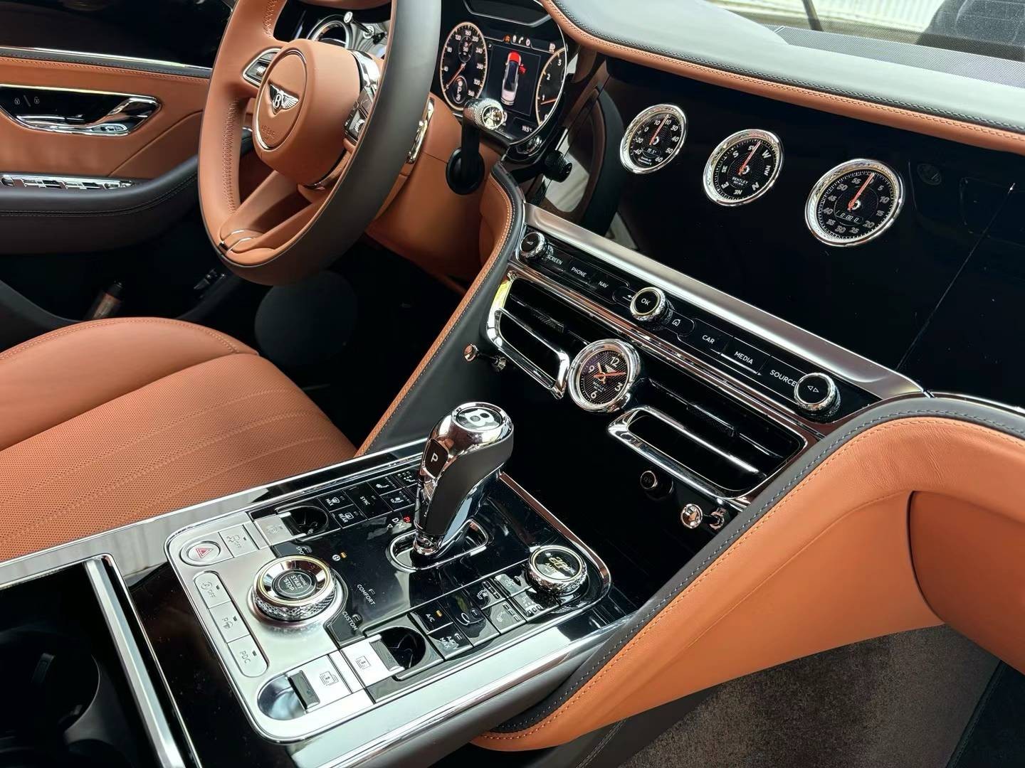 成都丰田兰德酷路泽中东版让利促销中 目前优惠高达40万元