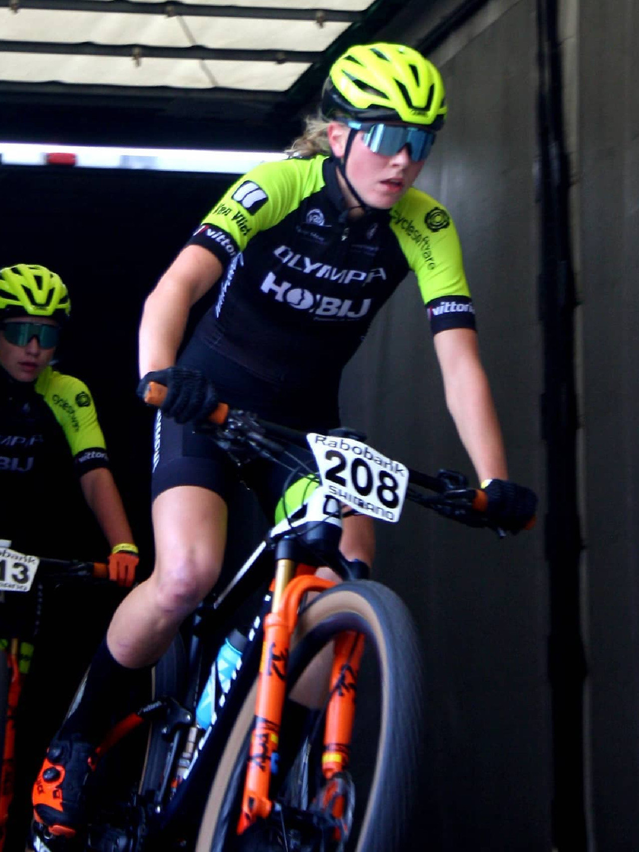 女骑手赛道逆行被撞后续来了：公开致歉并报警