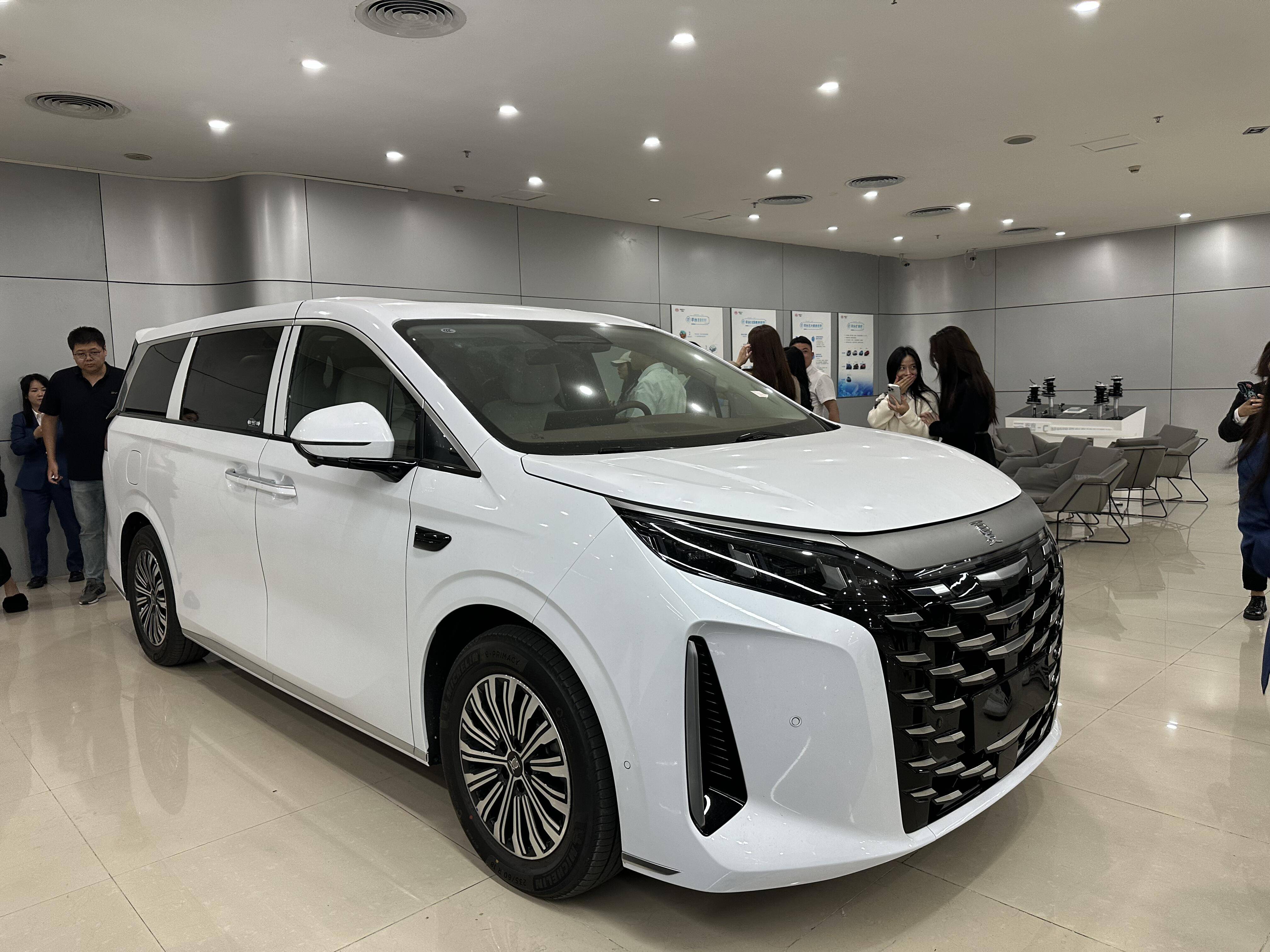 比亚迪10万的车都带冰箱了 海豚智驾版也有冰箱彩电大沙发