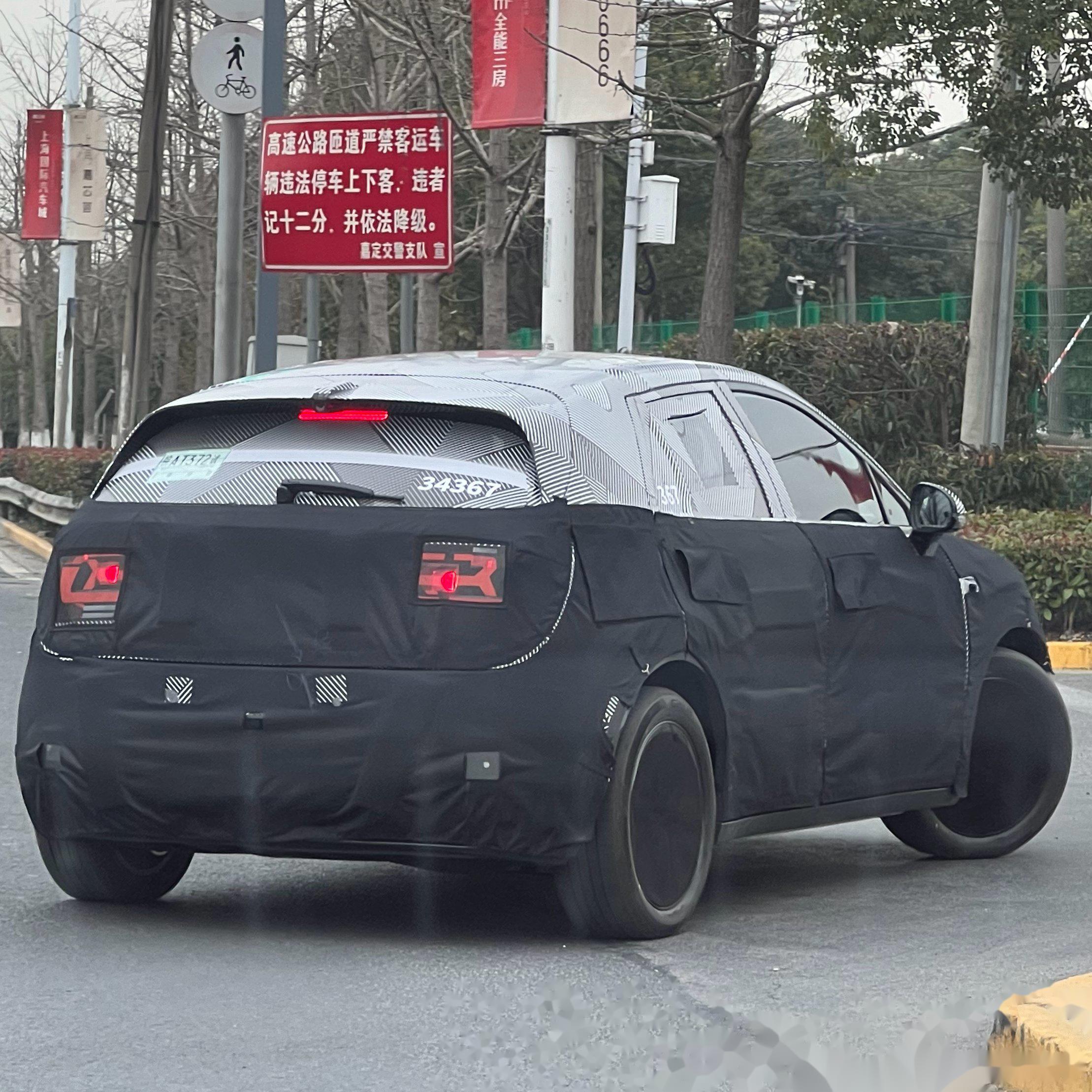 极简风搭配纯白配色：蔚来萤火虫实车内饰首次亮相