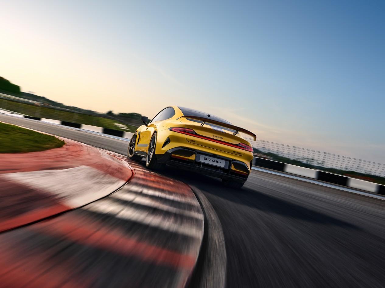 小米SU7 Ultra成上赛最速量产车：保时捷霸气广告已被撤下