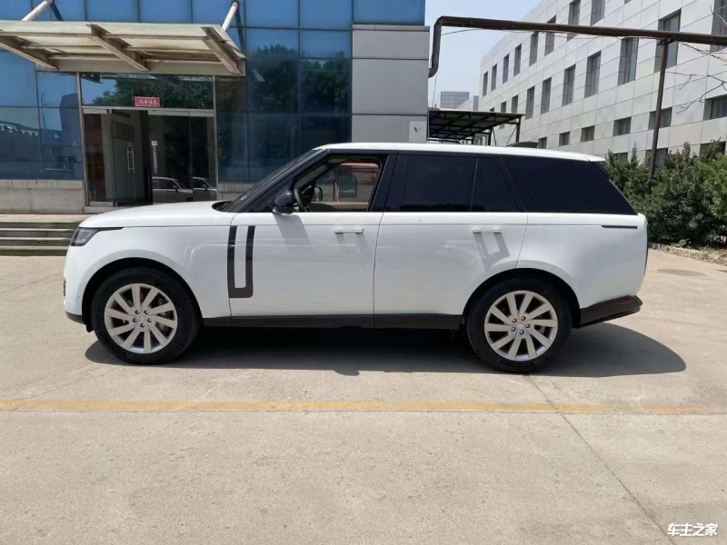 成都路虎揽胜行政3.0汽油价格最低127万起 欢迎到店试驾