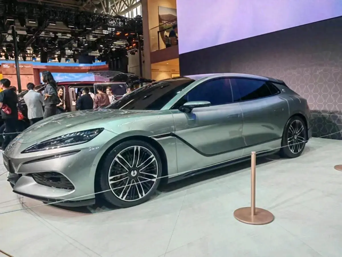 限时优惠10000元!腾势Z9 PRO版新增云辇A、主动侧翼支撑选配