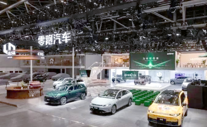 零跑B10内饰谍照 中控台设置6个魔术拓展孔 可以拓展加入小桌板