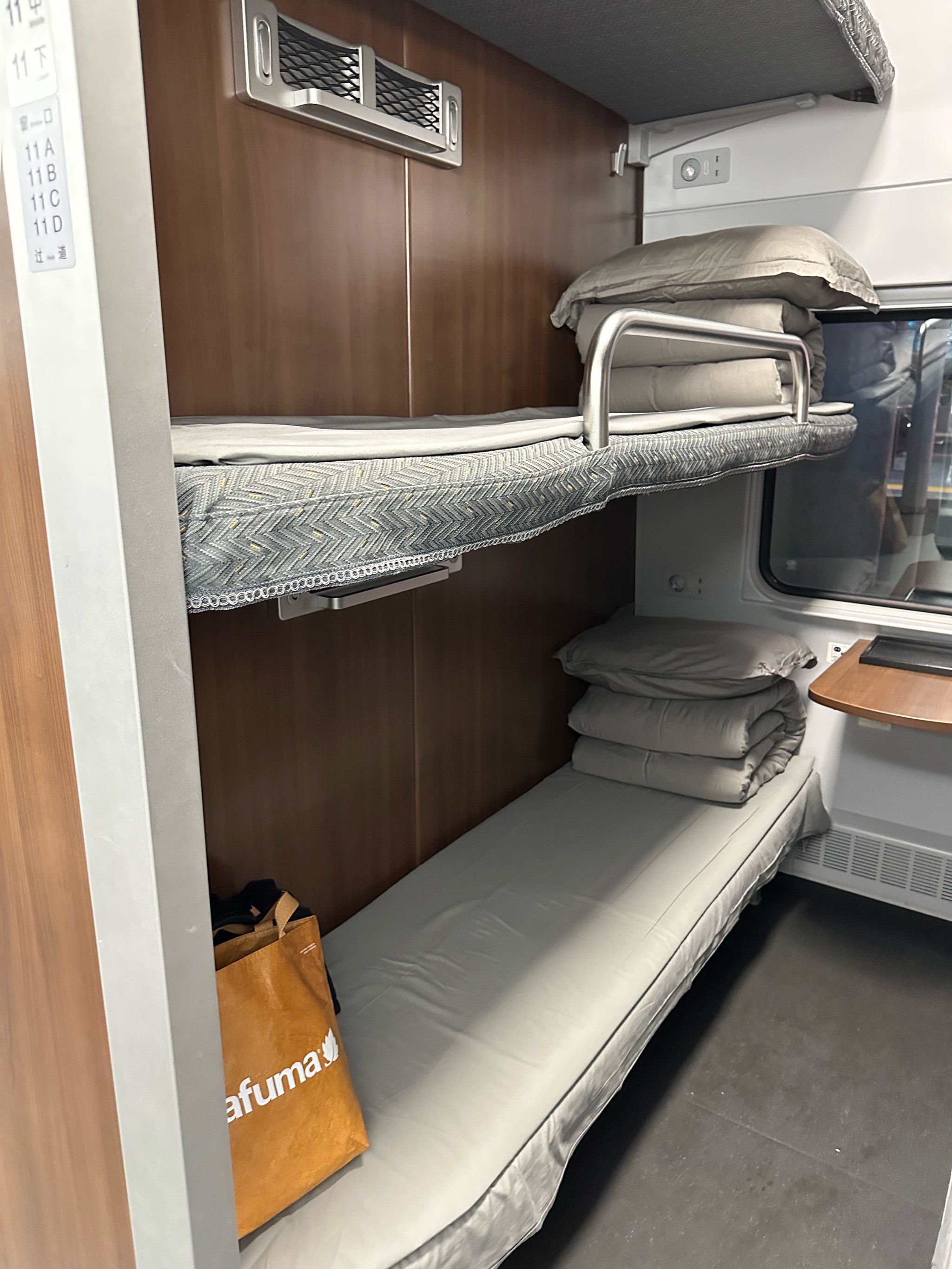 西安一火车售票员小姐姐因超快手速走红 网友：像开了倍速