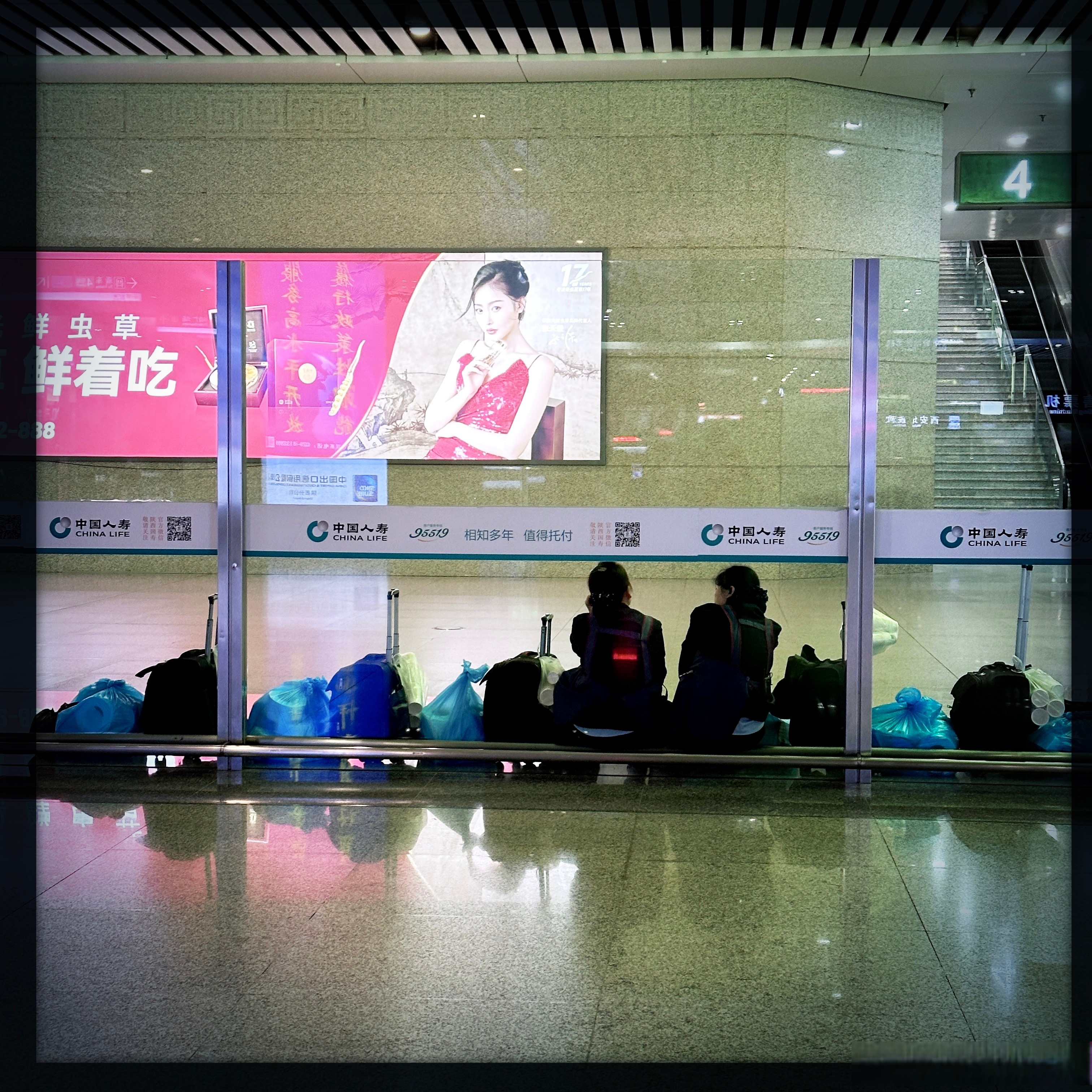 西安一火车售票员小姐姐因超快手速走红 网友：像开了倍速