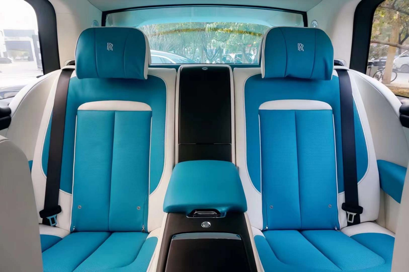 成都库里南价格最低691万起 欢迎到店试驾