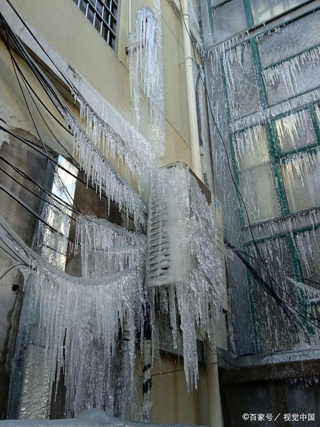 末日电影《后天》场景复现：底特律水管破裂后汽车全冻在冰里