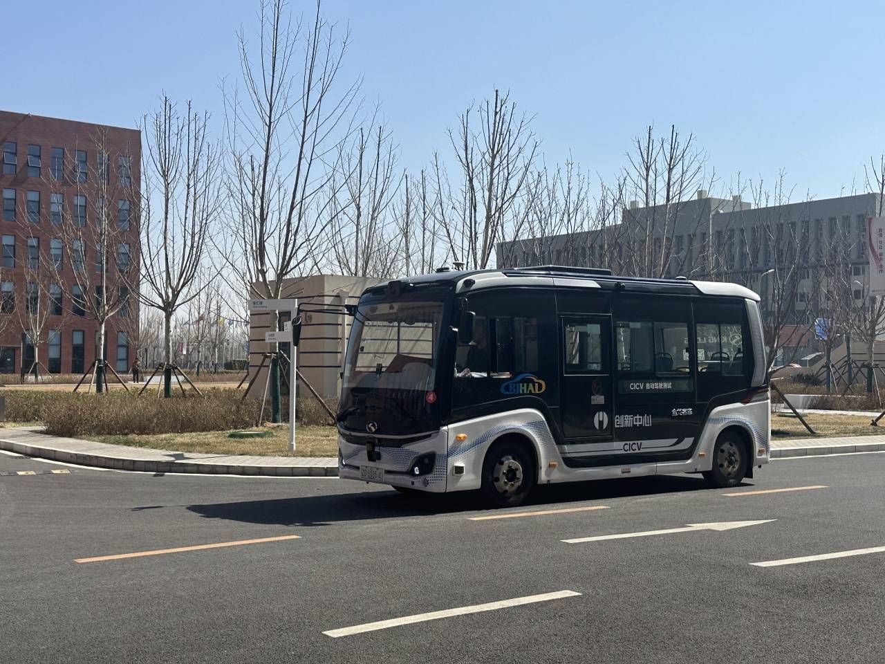 L4级自动驾驶！上海邮政首批无人投递车正式上岗：一次装500kg邮件