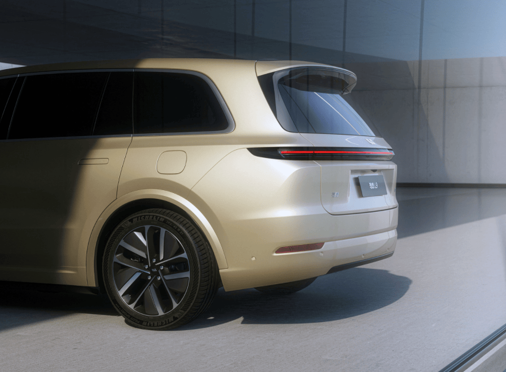 理想首款纯电SUV！理想i8官图发布：前脸像小MEGA