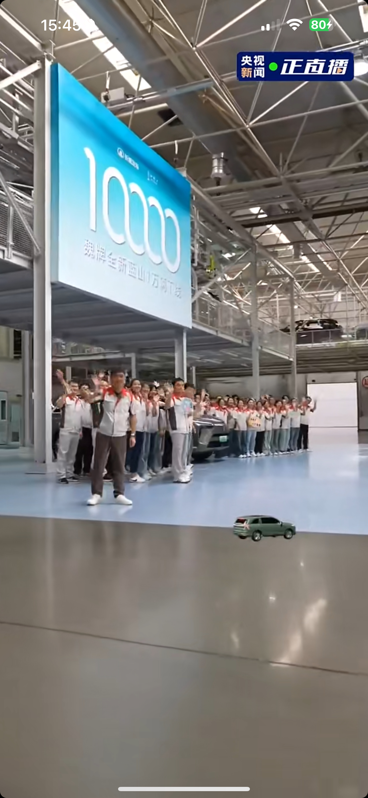 车圈大佬都爱法拉利：长城魏建军亲驾SF90赶飞机被拍