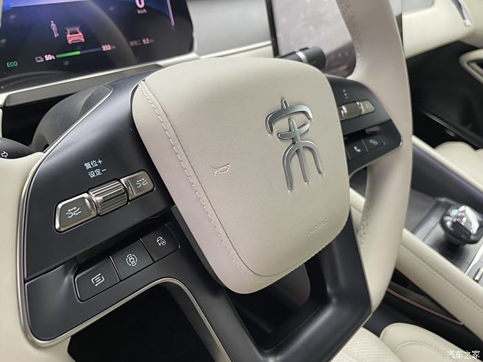 比亚迪秦L EV内饰官图发布 针对细节升级 配备车载冰箱、前备厢等