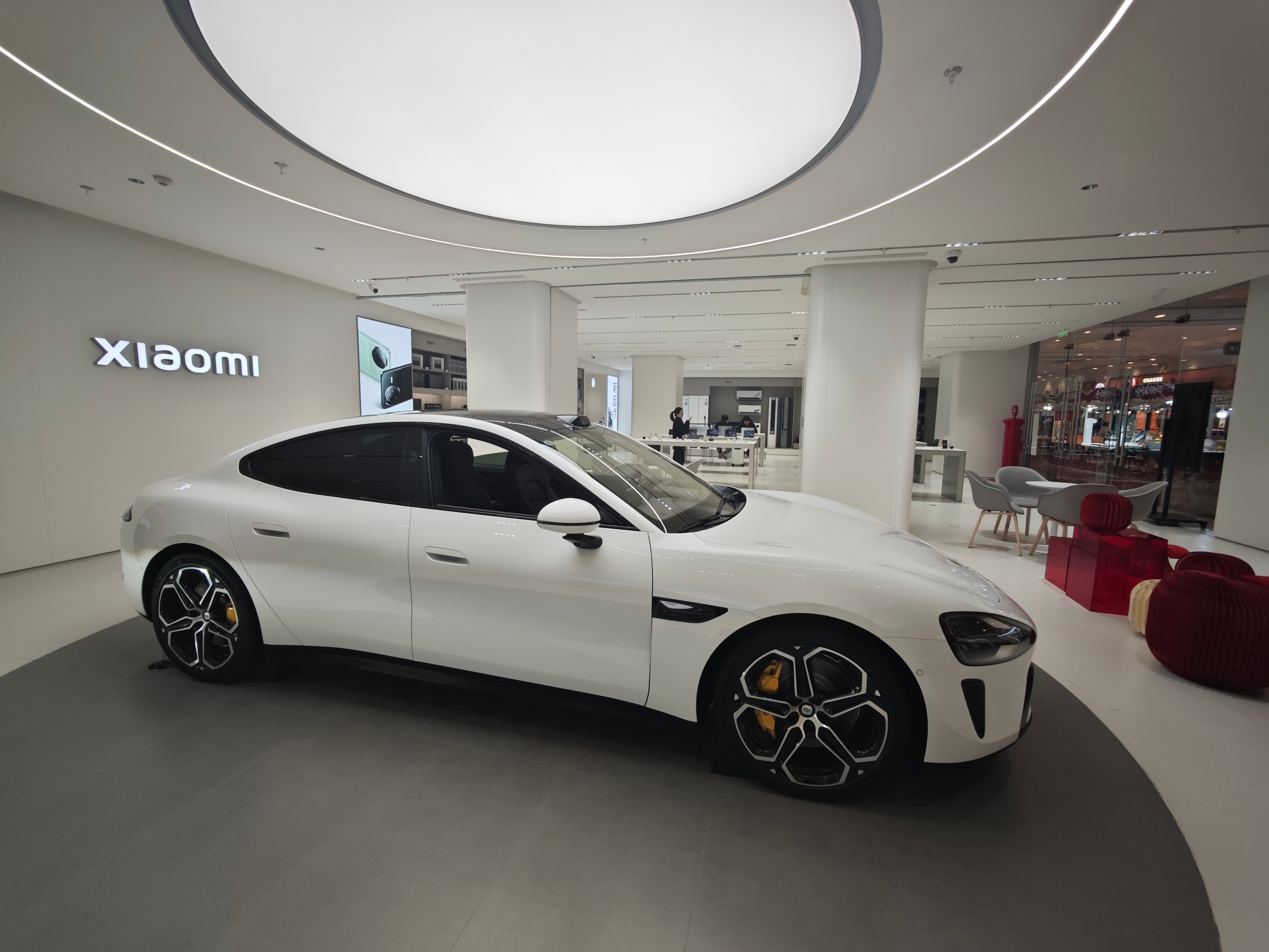 小米SU7 Ultra有多火：机场停一天 71组哨兵视频