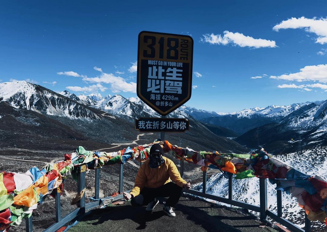 法拉利高架桥上起火 女驾驶员浑然不知：一路跑一路烧