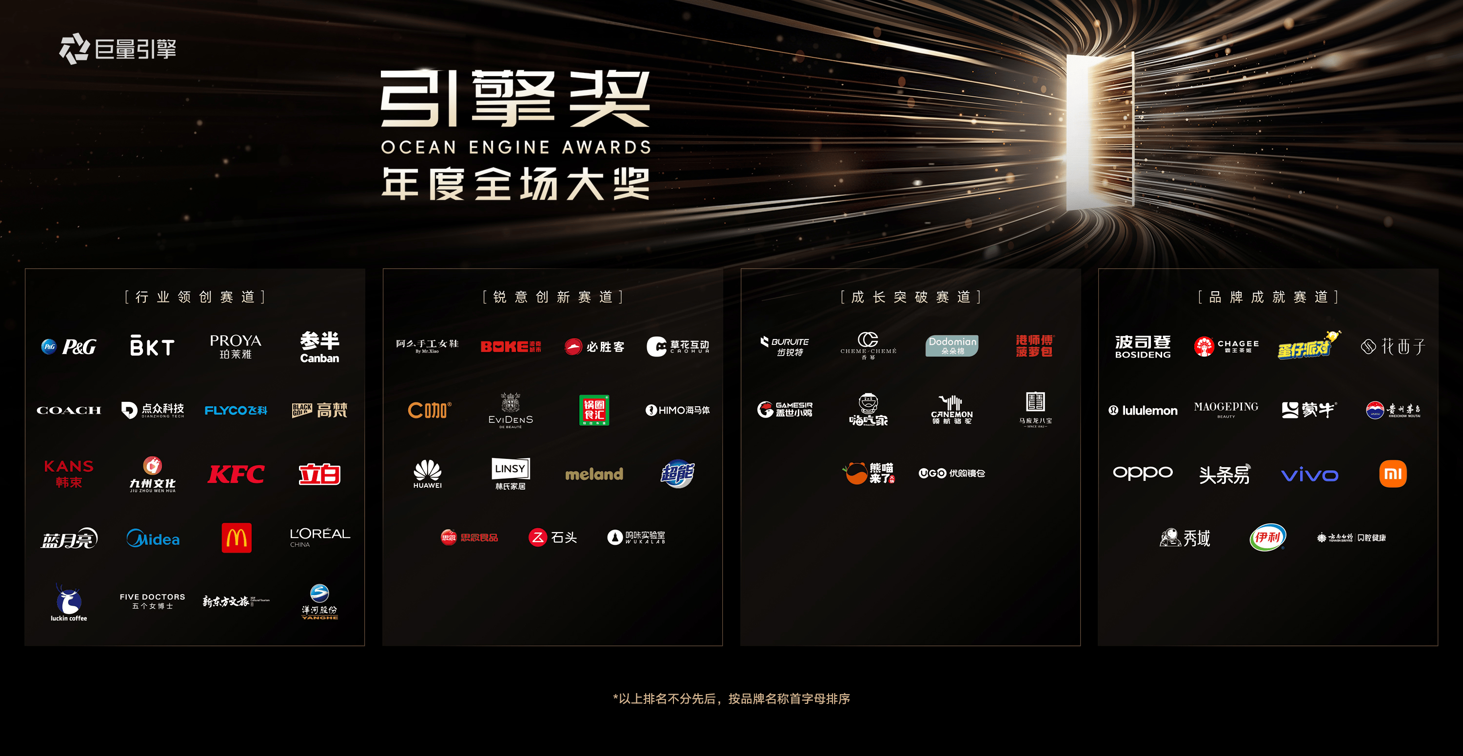 武汉街头一萝卜快跑无人车逼着公交车倒车 网友：整顿公交的一天