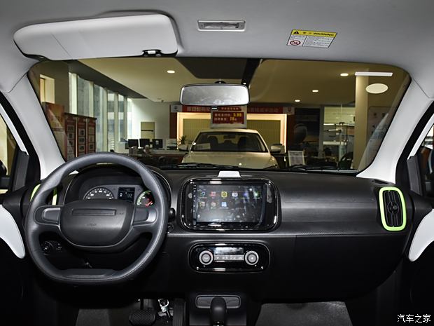 两轮电动车行驶中起火14秒爆炸5次 代驾小哥被炸懵