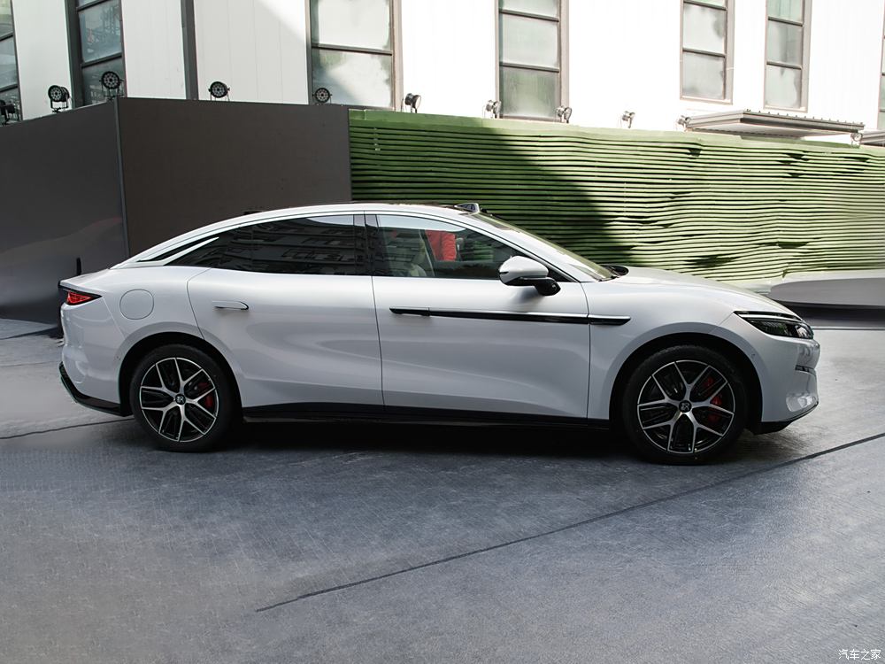 马力超千匹 零百加速2.7秒！比亚迪汉L预售：27万起