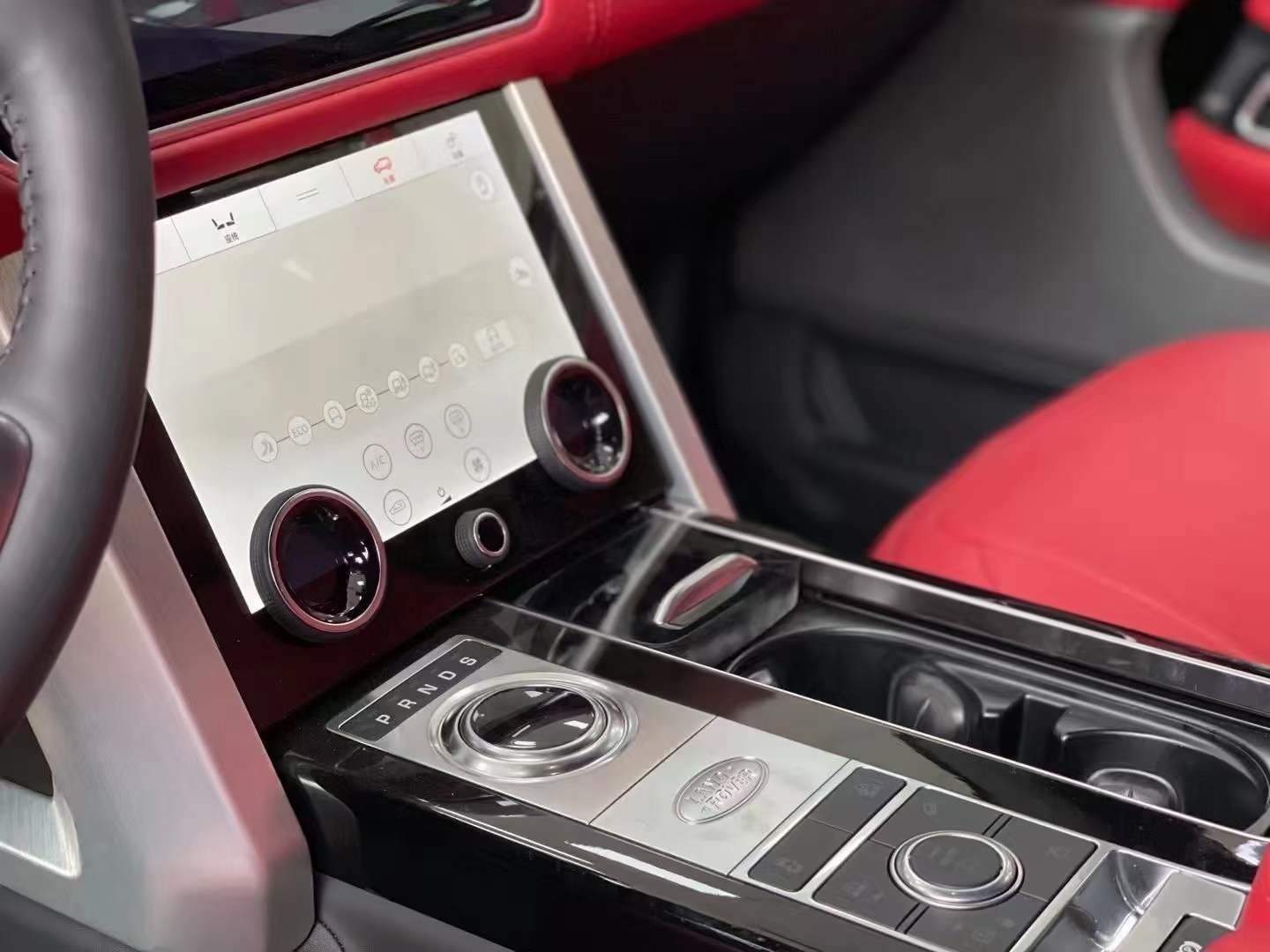 超员450%！6座车里硬塞33个人：司机驾照分一次性扣光