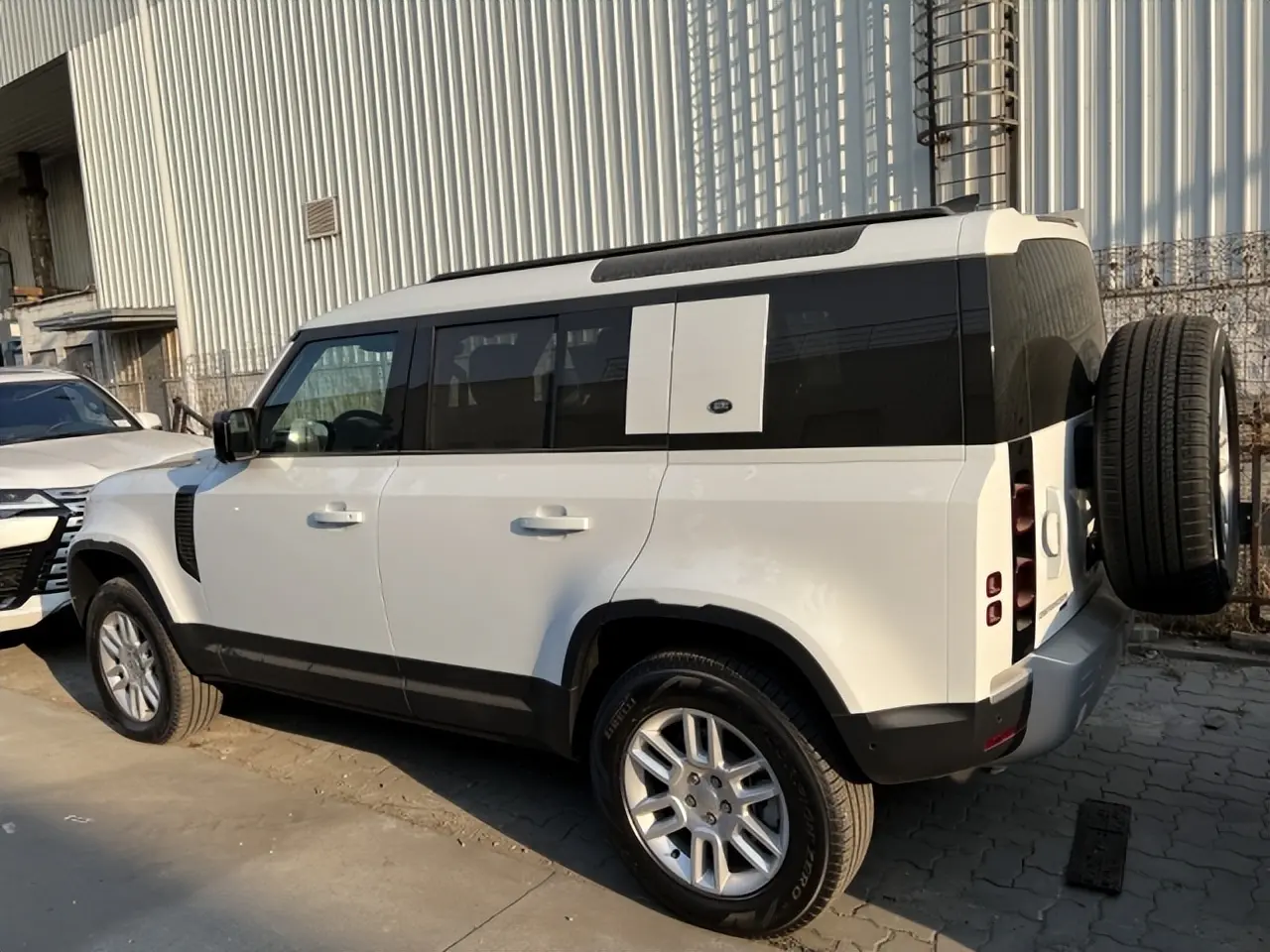 卫士欧版目前售价77万起 售全国